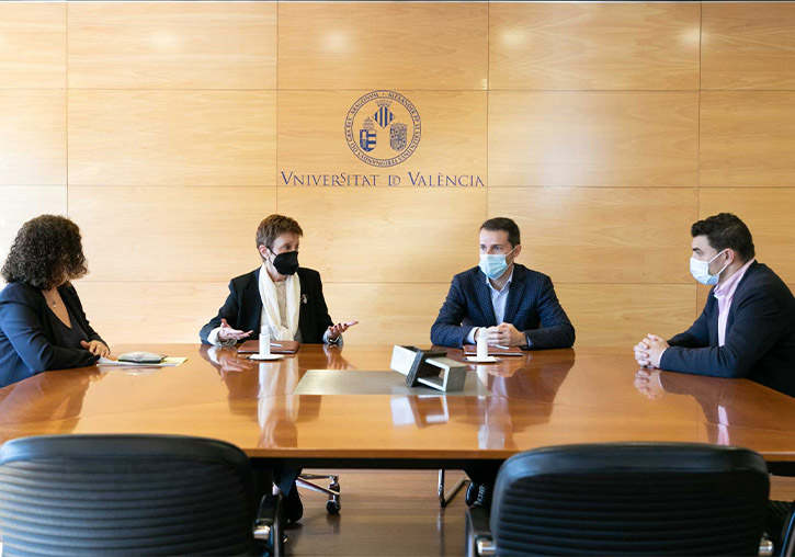 Firma de convenio para la creación del aula de emprendimiento de Importaco-Universitat de València