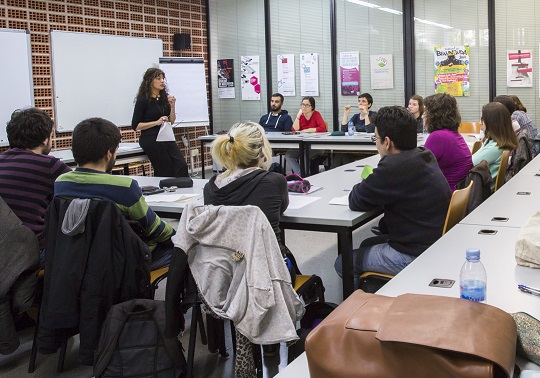 Estudiantes realizando uno de los talleres de Aula Oberta