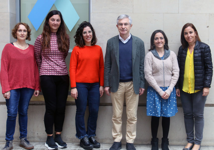 Antonio Cano, catedrático del Departamento de Pediatría, Obstetricia y Ginecología de la Universitat de València con su equipo.