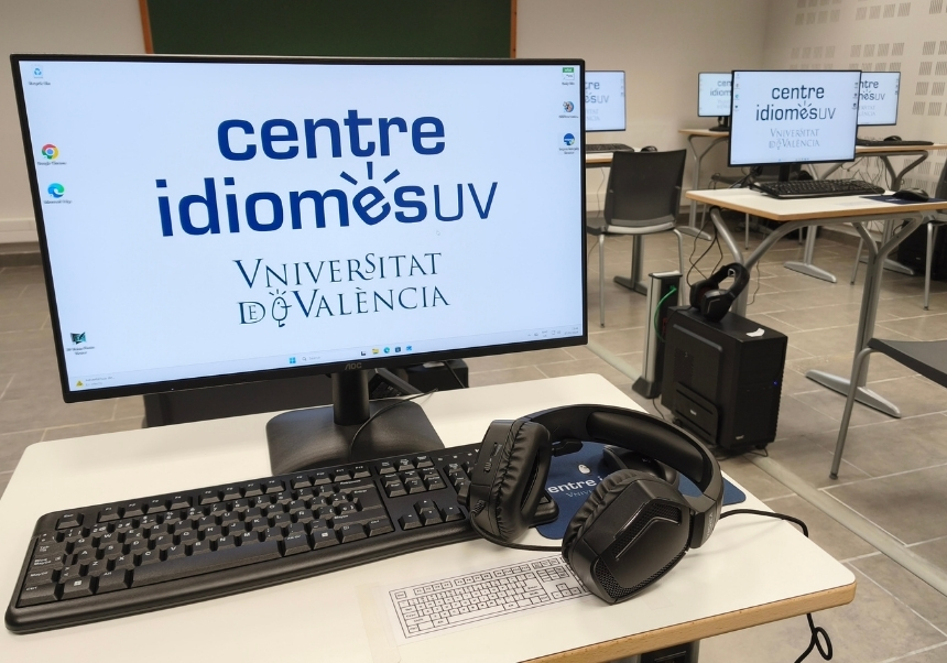 Sala d'ordinadors del Centre d'Idiomes de la Universitat de València