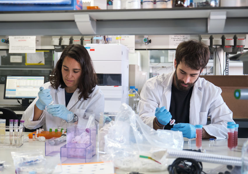 Imagen del evento:Investigadora e investigador trabajando en un laboratorio