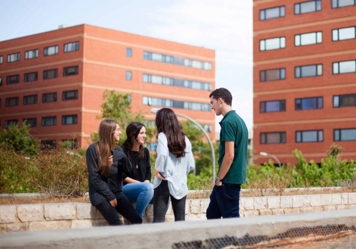 Estudiantes i estudiants en el Campus dels Tarongers de la UV.