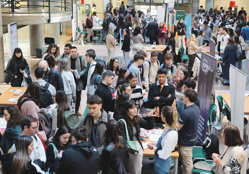 Centenares de estudiantes visitan el Foro de Farmacia y Ciencias de la Alimentación. FOTOS: Eduardo Alapont.