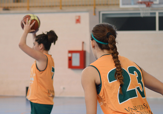 Imatge d'arxiu d'esportistes de la Universitat.