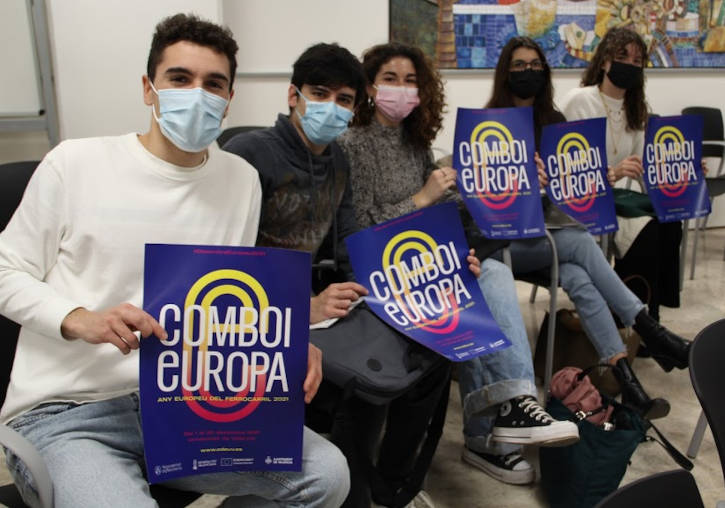Un grupo de jóvenes universitarios participa en la presentación del proyecto 'Open Europe'.