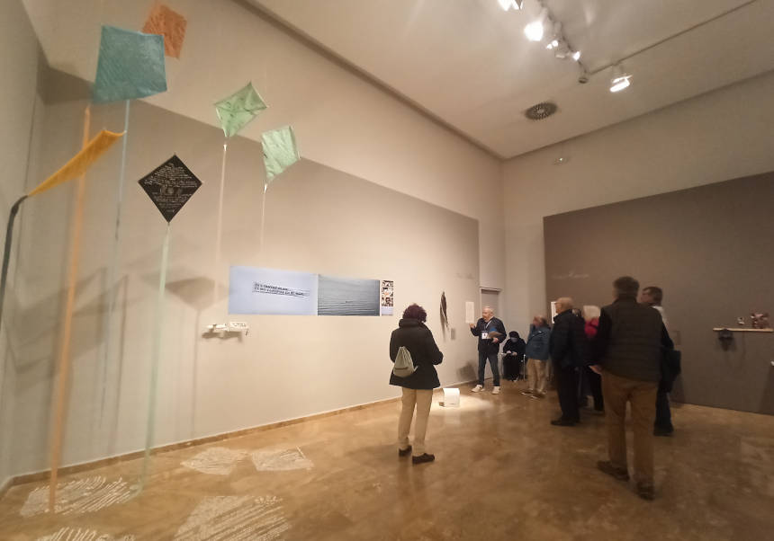 Visita de Alumni UV a la exposición 'Contra-Huellas' en la Sala Martínez Guerricabeitia de La Nau.