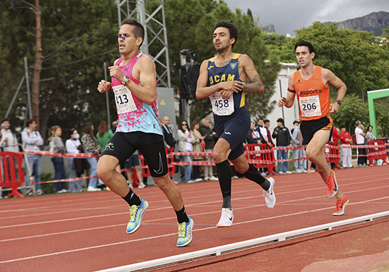 L'atleta de la Universitat Alejandro Pérez Castellote (en tercer lloc) en un moment de la competició. Foto: @atletasmodelos
