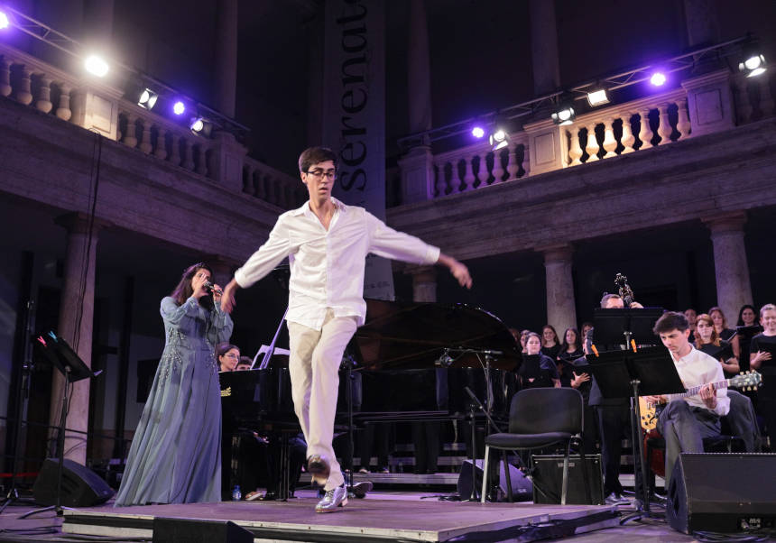 A moment of the climax of the show with the performance of 105 artists on the stage of Serenates. PICTURES: Eduardo Alapont.