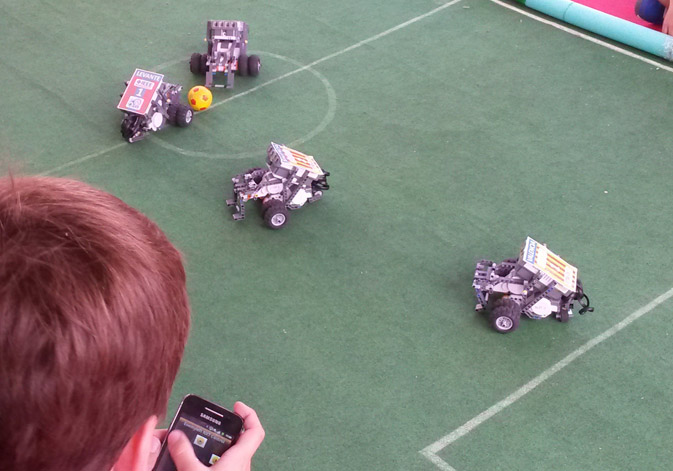 Taller infantil de la ETSE-UV en el que se pudo jugar un partido de fútbol con 4 robots NXT controlados por Bluetooth.