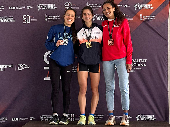 Podium femení camp a través