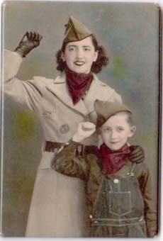 Una emigrant valenciana, amb el seu fill, puny en alt.
