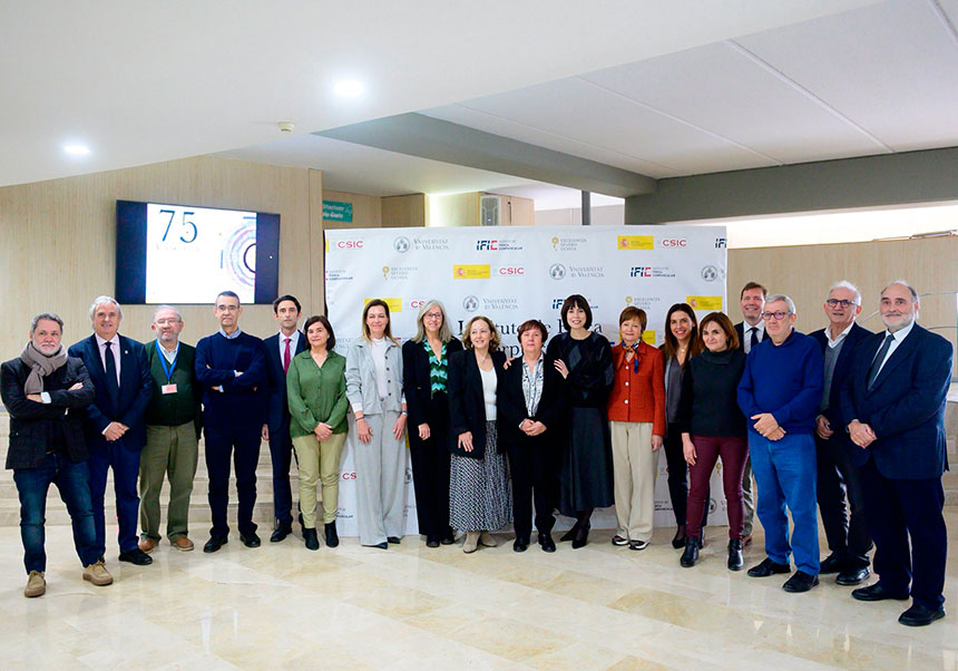 Fotografía con representantes del gobierno de España, de la UV y del IFIC