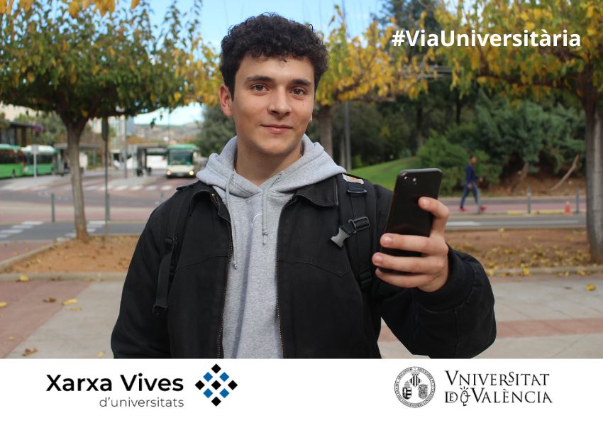 Estudiante con un teléfono móvil