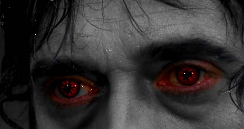 Detalle de la cara de un hombre con los ojos rojos