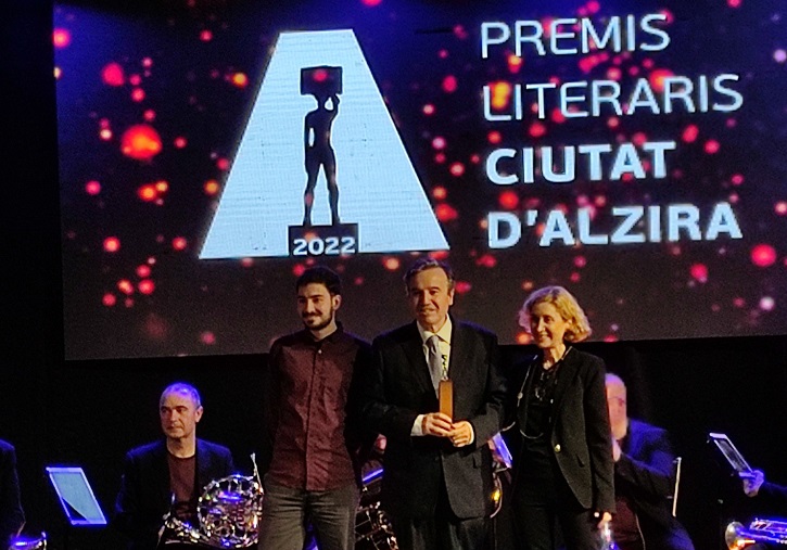 Neurobiologist José Ramón Alonso, winner of the XXVIII «Estudi General» European Award for the Dissemination of Science, between Carolina Moreno and Álvaro Martínez.