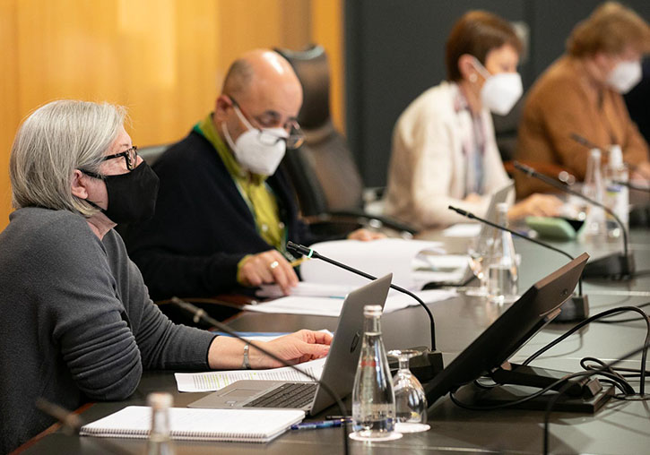 The vice-principal of Degree Studies and Language Policy Isabel Vázquez speaks at the Governing Council session