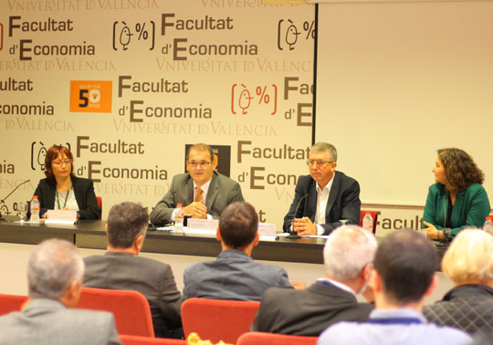 Participants en la inauguració, a la Facultat d’Economia.