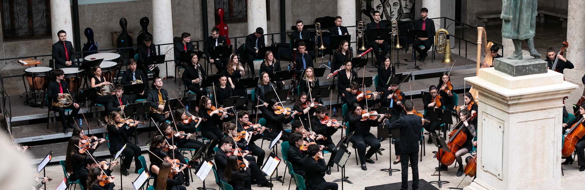 Photo of the performers. 