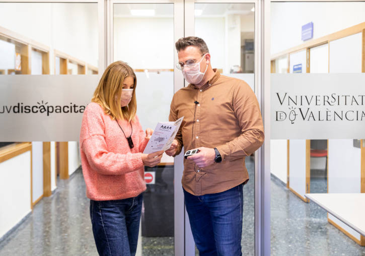 Dos tècnics d’UVdiscapacitat, amb la mascareta transparent que s’ha començat a repartir en el segon quadrimestre entre la comunitat universitària. Foto: Miguel Lorenzo.