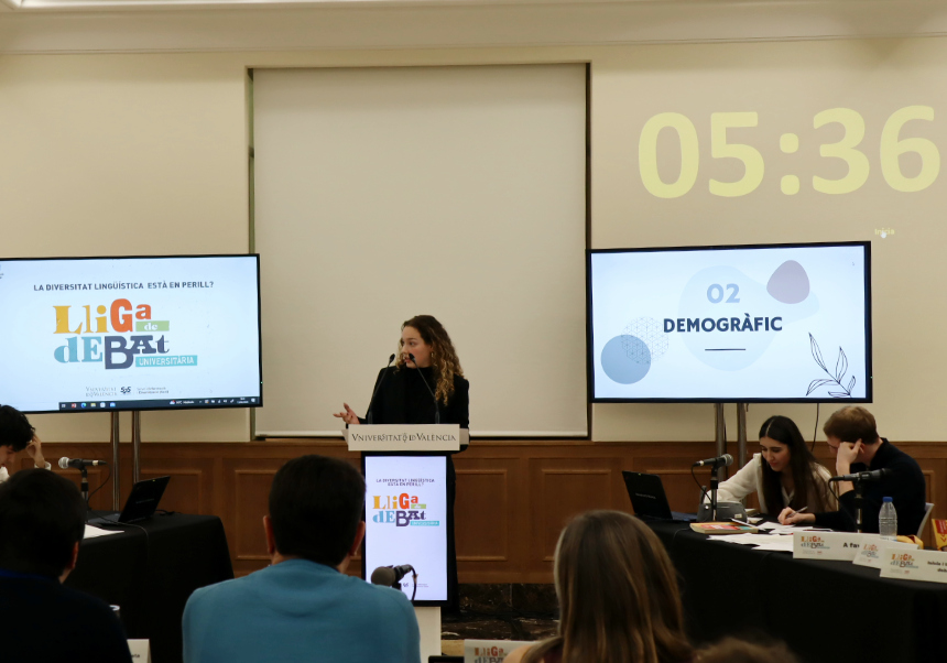 Intervención de Maria Vila durante la final de la Lliga de debat interna / Sedi
