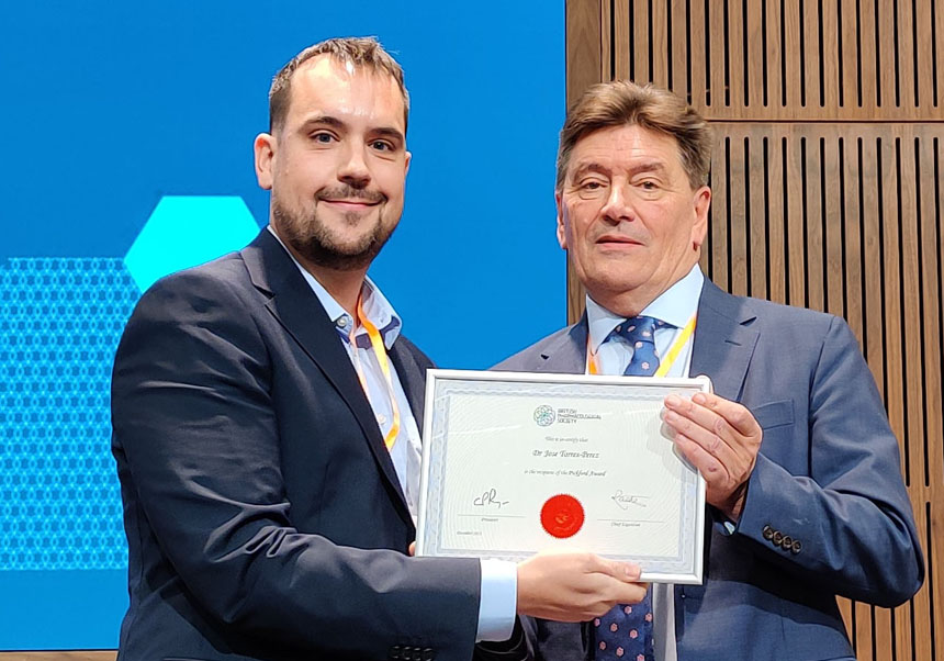 Jose Vicente Torres (left) receiving the award.