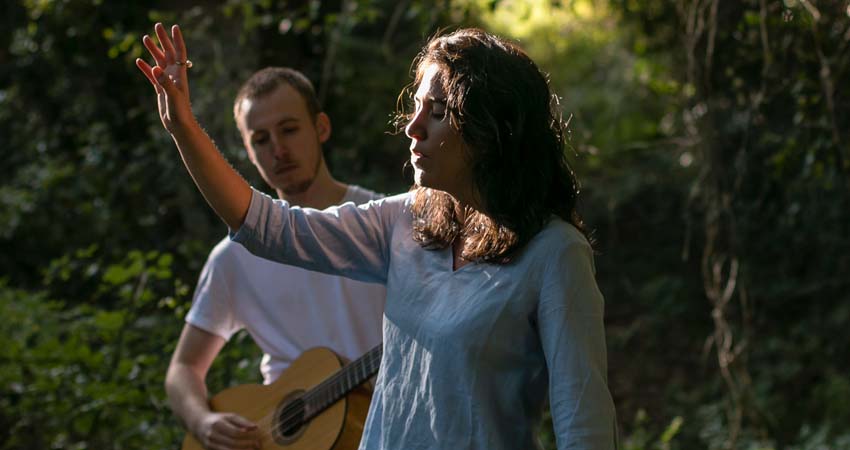 Foto de una mujer y un hombre