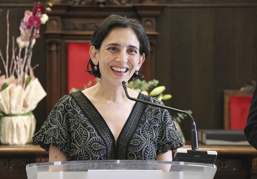 La professora de la Universiat de València Isabel Cordero durant l'entrega del premi.