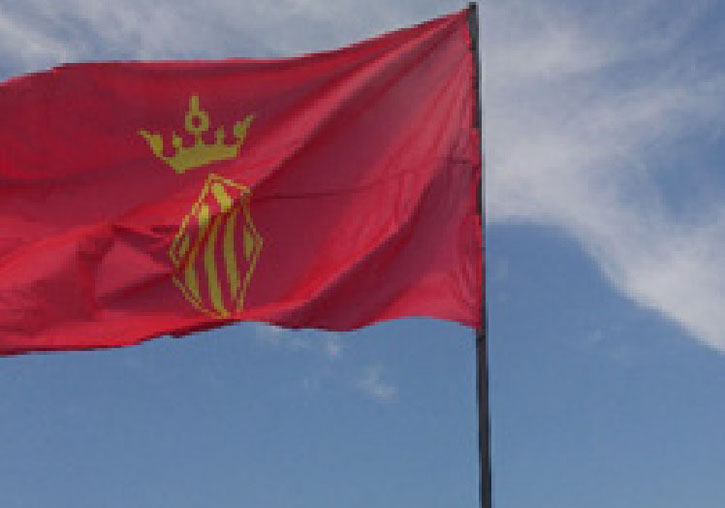 Bandera de Xàtiva amb disseny similar al del quadre 'Das Kapital', obra de Ricard Huerta..