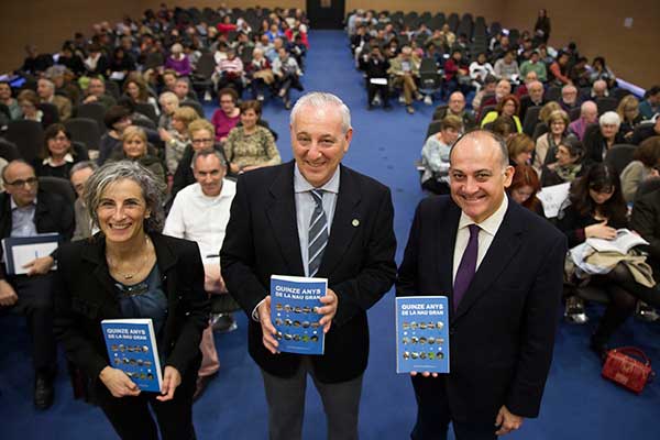 Amparo Pérez Carbonell, Ramón López i Joan Calabuig, amb el llibre sobre la història de La Nau Gran