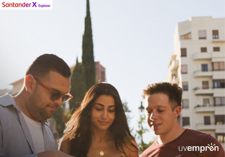 Tres estudiantes con la ciudad de fondo