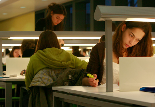 Imatge d'arxiu d'una biblioteca de la Universitat