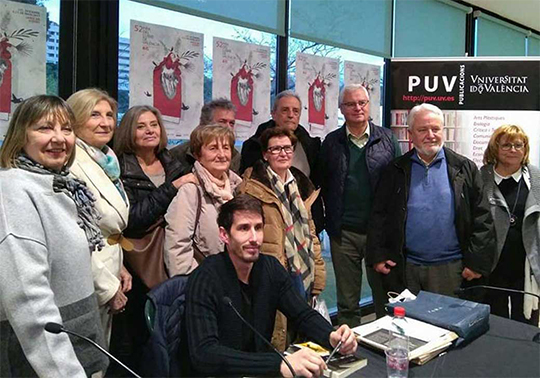 Carles Senso (assegut) amb col·laboradors de Valencia Semanal i participants en la presentació del llibre.