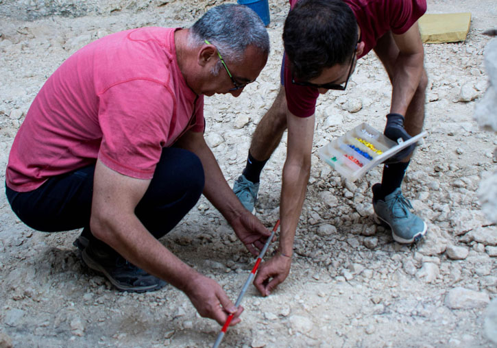 Excavación en el Abric del Pastor de Alcoi, con Cristo Hernández y Santiago Sossa. Foto: Luis Martín González.