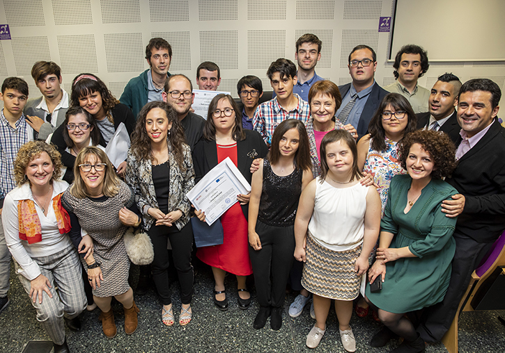 Els 18 alumnes del curs de Fundación ONCE amb la rectora Maria Vicenta Mestre, professorat i personal de suport.