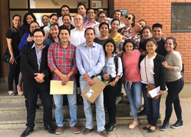 Carlos Esplugues con estudiantes
