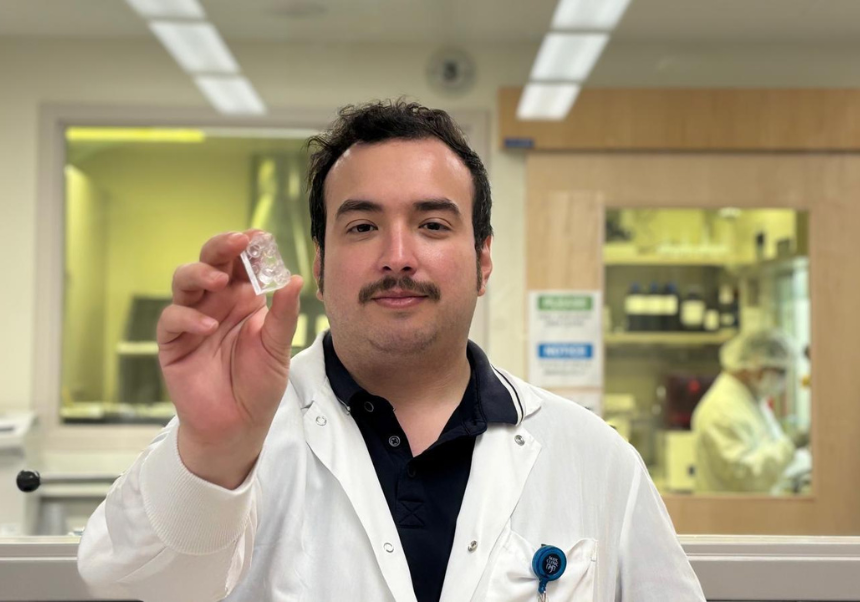 Dr. de Hoyos mostrando un dispositivo de microfluidos