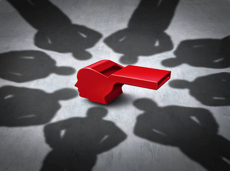 Sombras de personas de pie en círculo y un silbato al medio