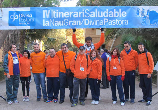 Imagen de archivo de un grupo de voluntarios deportivos participantes en el Itinerario Saludable de la Universitat.