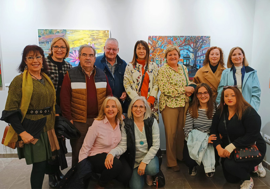 Grupo visitando la exposición AESCU