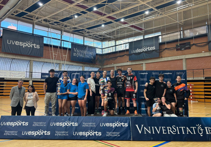Entrega de los trofeos a algunos de los deportistas con mejores resultados de la competición interna.