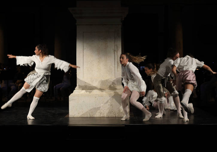 El Grup de Dansa de la UV, durante el espectáculo '4' en Serenates 2019 en el claustro de La Nau.