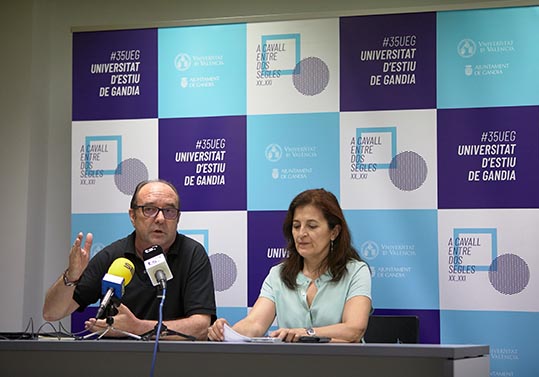 Lola Bañón y Jesús Maraña en la rueda de prensa
