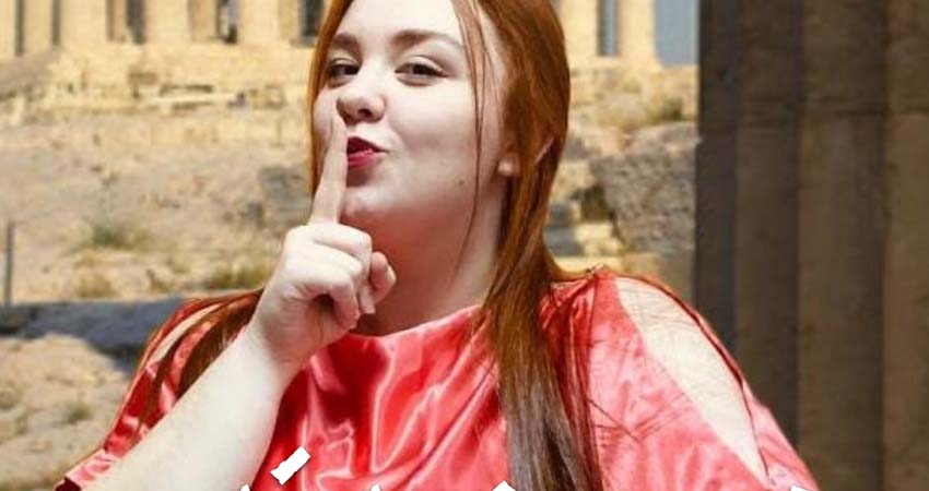 Una mujer con el dedo en la boca