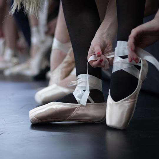 Bailarinas poniéndose las zapatilla de danza