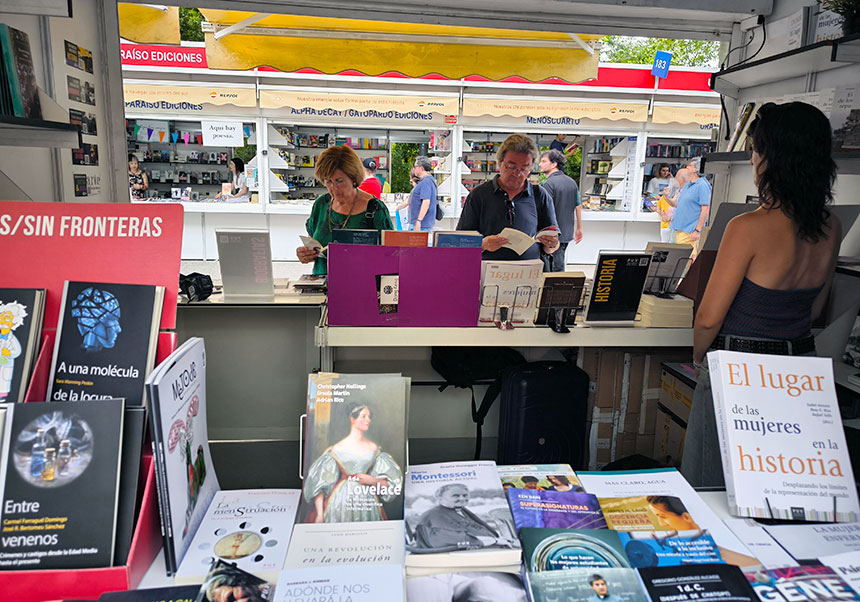 Caseta de la UV en la Feria del Libro de Madrid