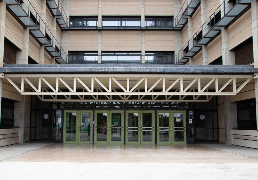 Adequació d'espai existent (antiga reprografia) en Planta baixa de la Facultat de Farmàcia i Ciències de l'Alimentació per a Aula d'Atenció Farmacèutica