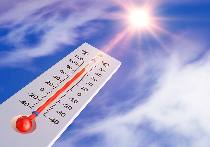 Termómetro indicando temperatura elevada, que puede ser un riesgo para la realización de trabajos al aire libre