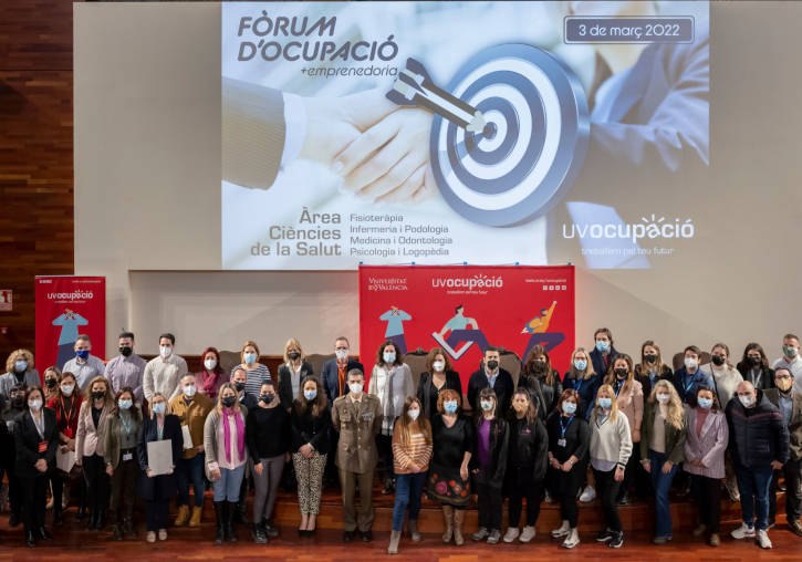 Foto de familia del Foro de Salud en el Aula Magna de Medicina. Imágenes: Miguel Lorenzo.