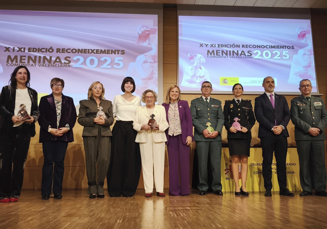 Ana Lluch i Margarita Soler junt amb la resta de premiats i premiades de 2025. Foto: Delegació de Govern CV