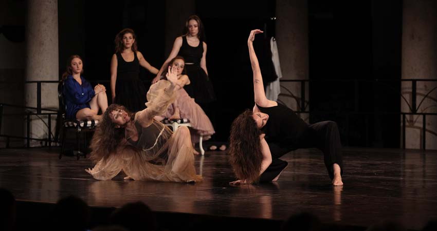 Bailarinas actuando